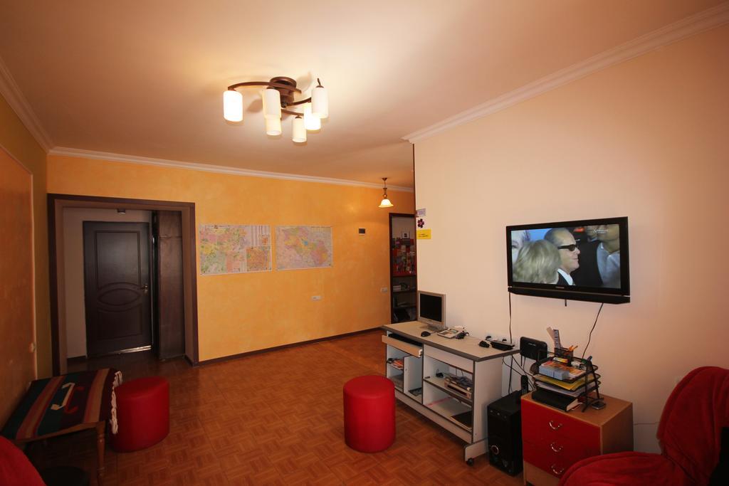 Center Hostel And Tours Ереван Экстерьер фото