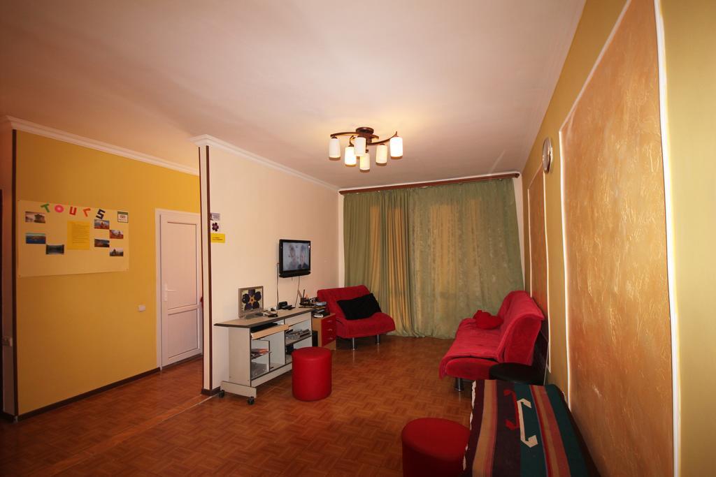 Center Hostel And Tours Ереван Экстерьер фото