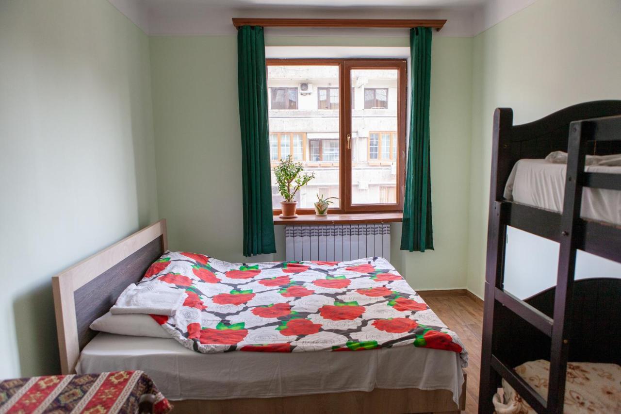 Center Hostel And Tours Ереван Экстерьер фото