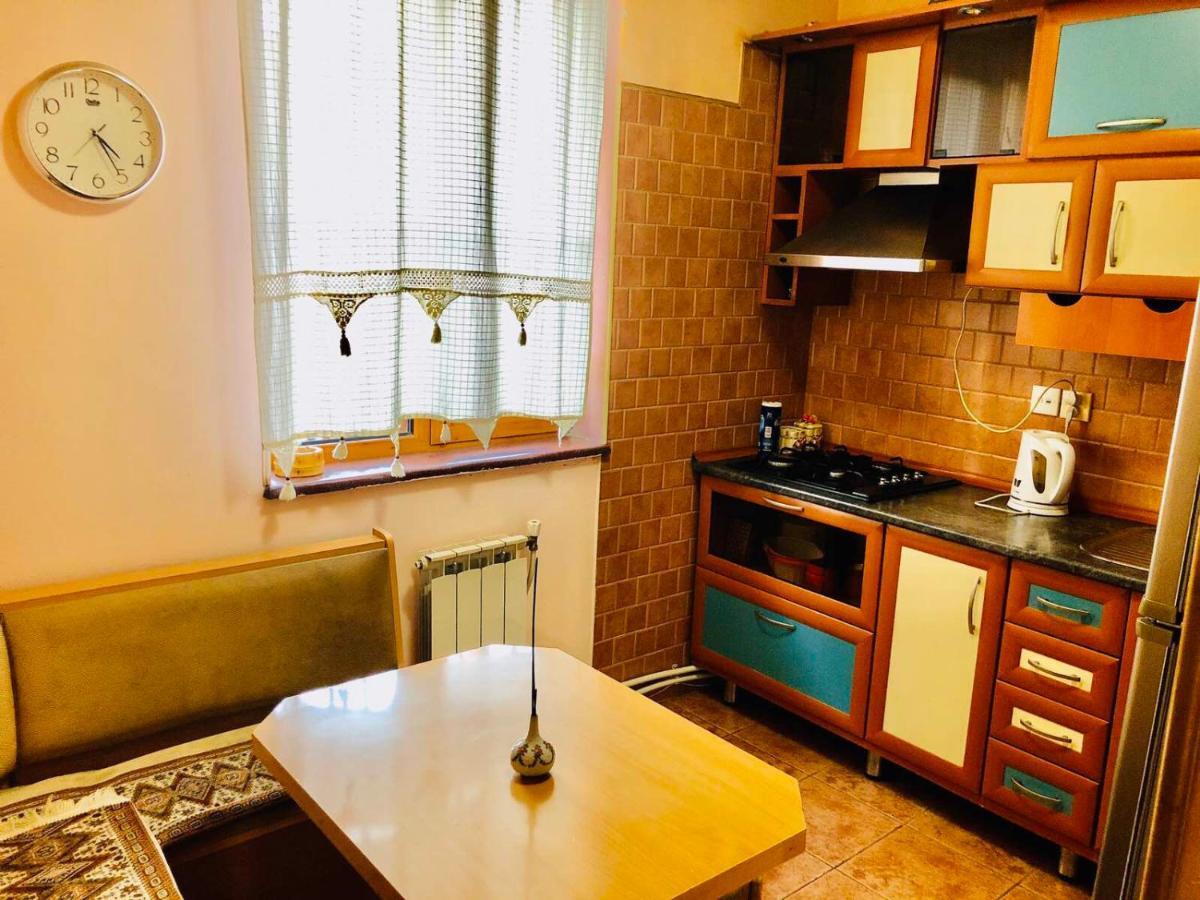 Center Hostel And Tours Ереван Экстерьер фото