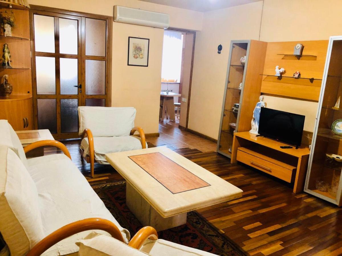 Center Hostel And Tours Ереван Экстерьер фото
